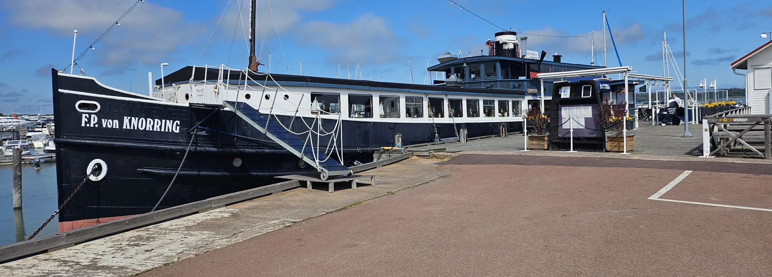 Restaurangbåten F.P. von Knorring i dagsljus